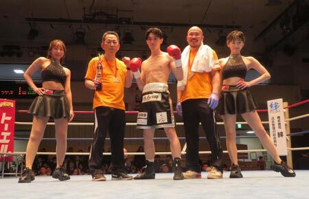 デビュー４連勝となった安田聖典（中央）