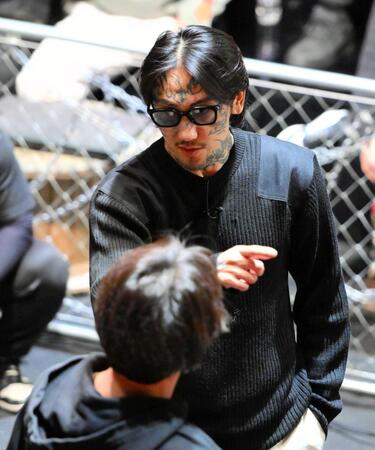 オーディションで和田プロデューサー（手前）に詰め寄る瓜田純士