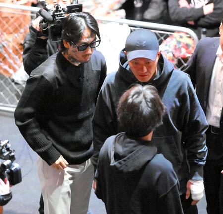 和田プロデューサー（手前）に詰め寄る瓜田純士（左）と誠（右）