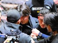 オーディションで誠（手前）とにらみ合う和田プロデューサー（奥）、手前右は瓜田純士