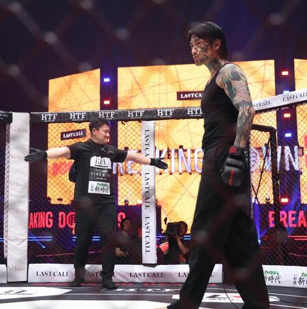 リングに上がった瓜田純士（撮影・佐々木彰尚）