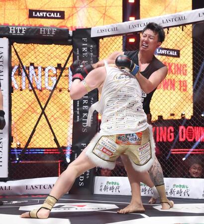 傾奇者（下）を攻める大阪の村長（撮影・佐々木彰尚）