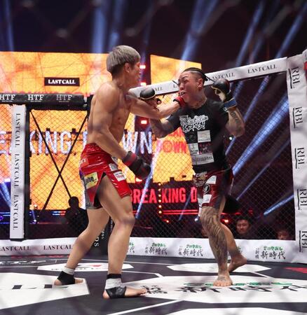 ｓａｋｋｋｉ（右）を攻める白川ダーク陸斗（撮影・佐々木彰尚）