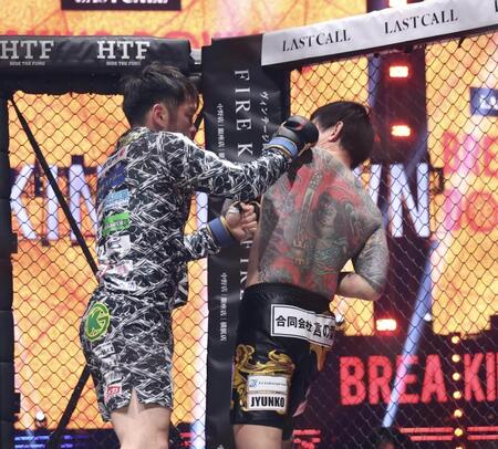 ＢＤレジェンド対決が壮絶決着　伝説喧嘩師が“キング・オブ・アウトサイダー”啓之輔撃破！無傷６連勝「こんな舞台俺に与えてくれてありがとう」