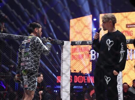 シモミシュラン（右）を挑発するヒロ三河（撮影・佐々木彰尚）