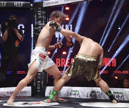 ウー・ジアラー（右）を攻める細川一颯（撮影・佐々木彰尚）