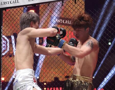 ウー・ジアラー（右）を攻める細川一颯（撮影・佐々木彰尚）