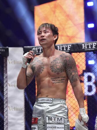 ファンにあいさつをする萩原裕介（撮影・佐々木彰尚）