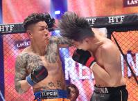 蛇鬼将矢（左）を攻める加藤虎於奈（撮影・佐々木彰尚）