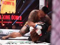 舞杞維沙耶（下）を攻めるＤｏｚｅｒ（撮影・佐々木彰尚）