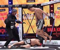 西島恭平（下）にＫＯ勝ちをおさめたＫＩＮＧカズ（撮影・佐々木彰尚）