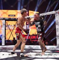 ｓａｋｋｋｉ（右）を攻める白川ダーク陸斗（撮影・佐々木彰尚）