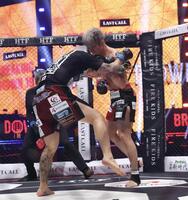 ｓａｋｋｋｉ（左）を攻める白川ダーク陸斗（撮影・佐々木彰尚）