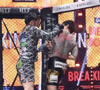 啓之輔（右）を攻めるヒロ三河（撮影・佐々木彰尚）