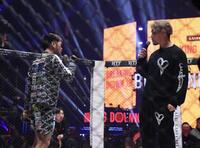 シモミシュラン（右）を挑発するヒロ三河（撮影・佐々木彰尚）