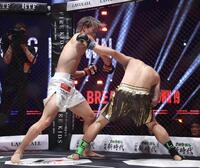 ウー・ジアラー（右）を攻める細川一颯（撮影・佐々木彰尚）