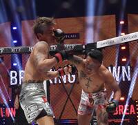 萩原裕介（左）を攻めるメカ君（撮影・佐々木彰尚）