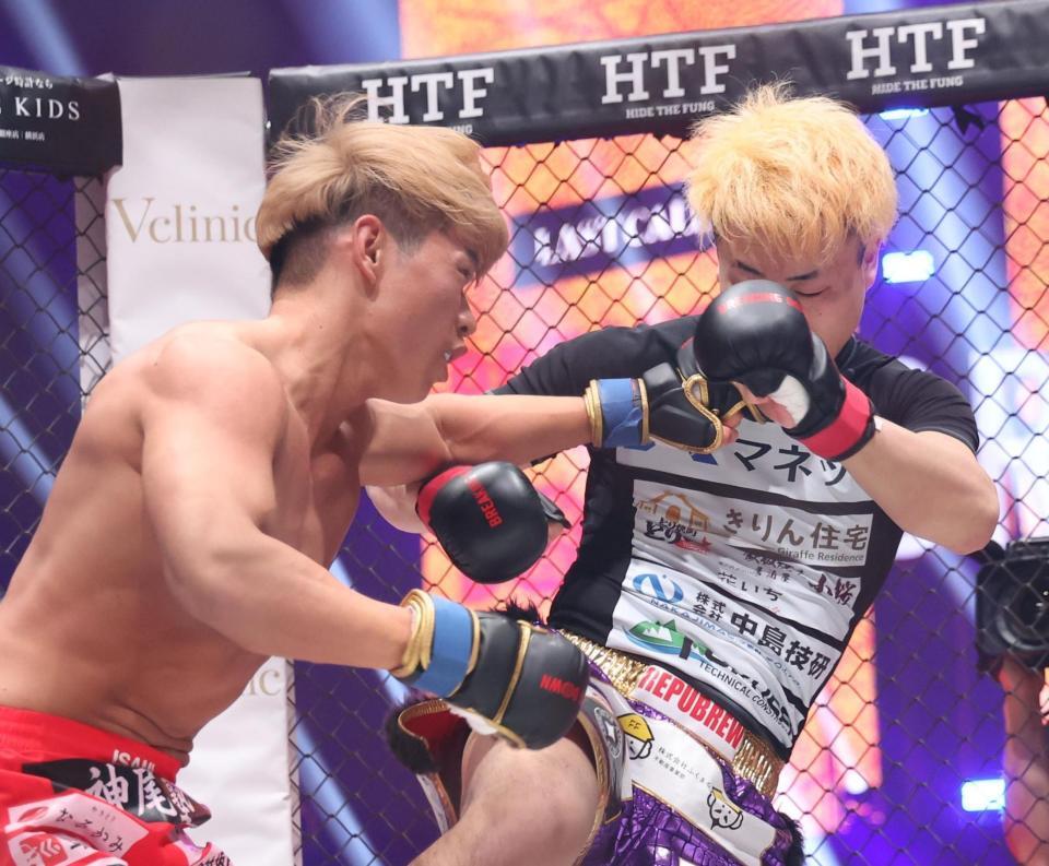 １０人ニキ身勝手の極意　極（右）を攻める大胸筋（撮影・佐々木彰尚）