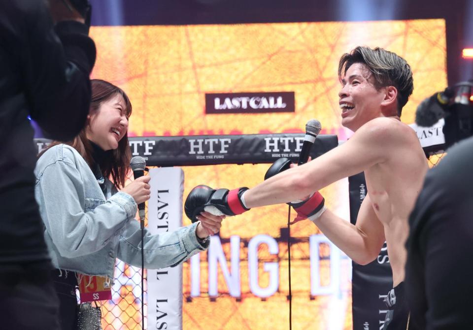 プロポーズに成功した加藤虎於奈（撮影・佐々木彰尚）