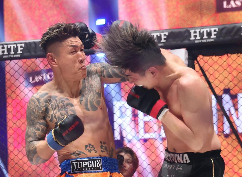 蛇鬼将矢（左）を攻める加藤虎於奈（撮影・佐々木彰尚）