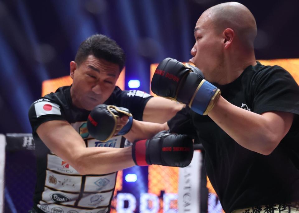 誠（左）を攻める王大介（撮影・佐々木彰尚）