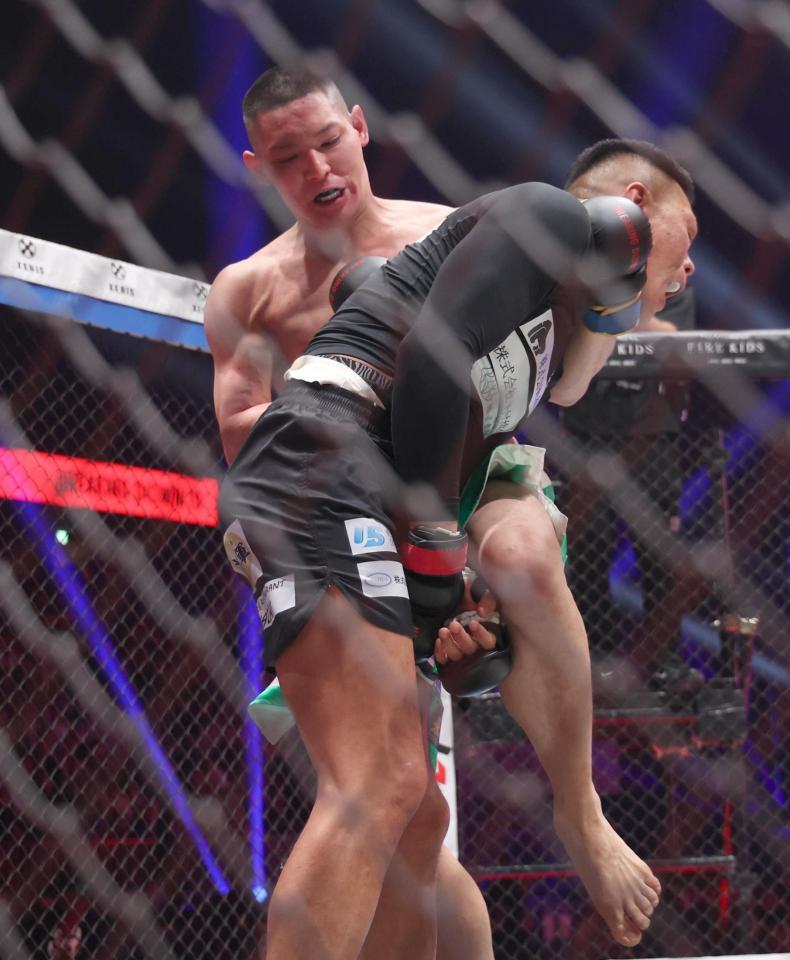 生田侑希（右）を攻めるそうし（撮影・佐々木彰尚）