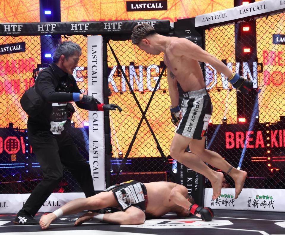 西島恭平（下）にＫＯ勝ちをおさめたＫＩＮＧカズ（撮影・佐々木彰尚）