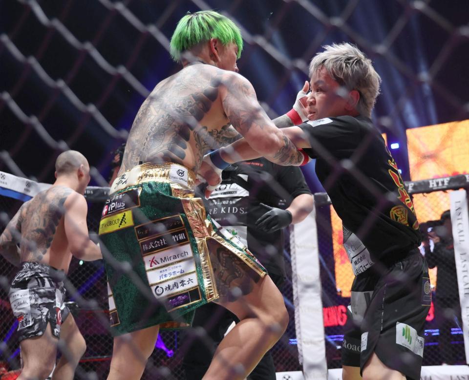 シェンロン（左）を攻めるせーや（撮影・佐々木彰尚）