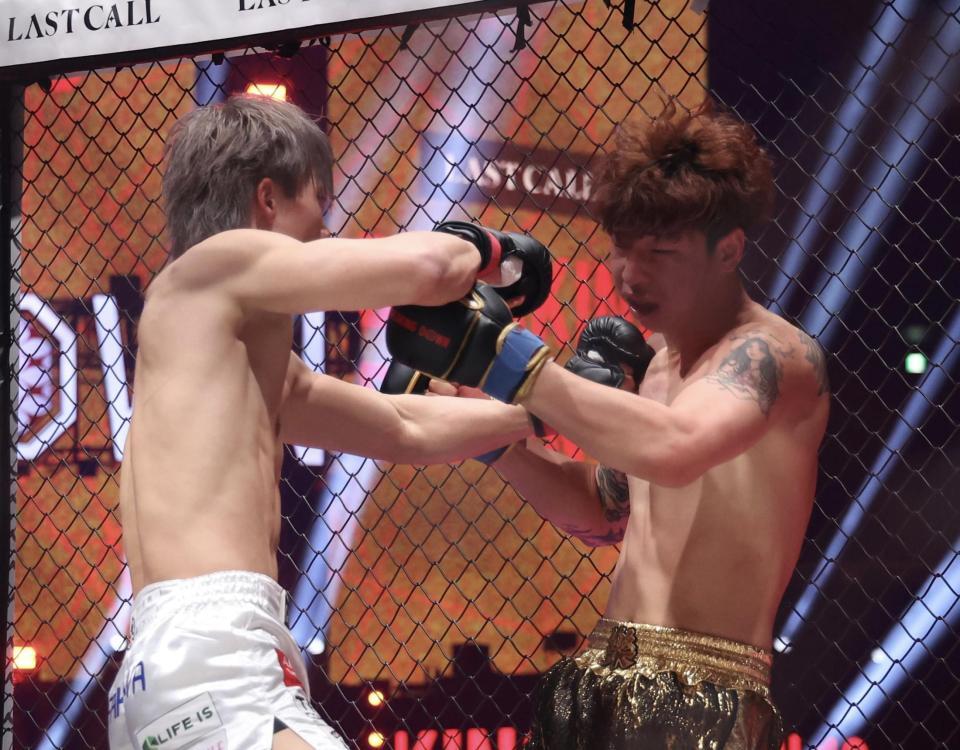 ウー・ジアラー（右）を攻める細川一颯（撮影・佐々木彰尚）