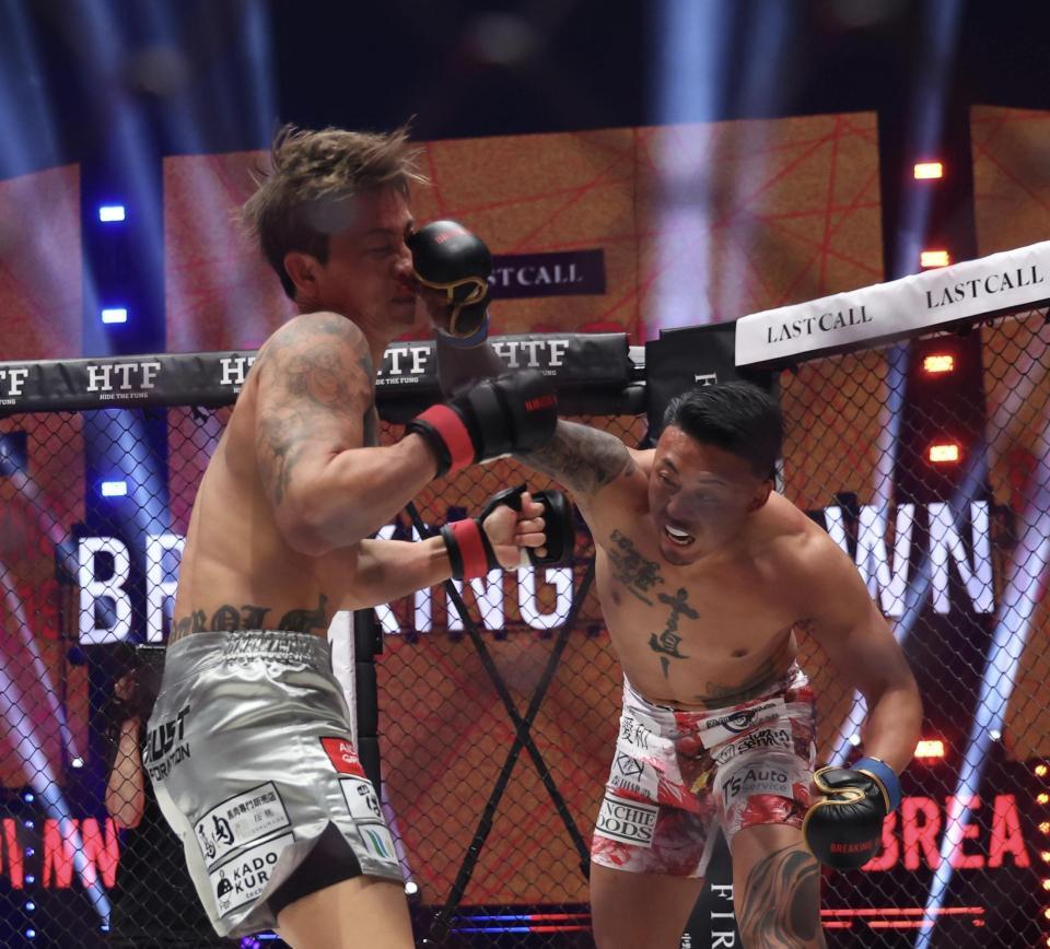 萩原裕介（左）を攻めるメカ君（撮影・佐々木彰尚）