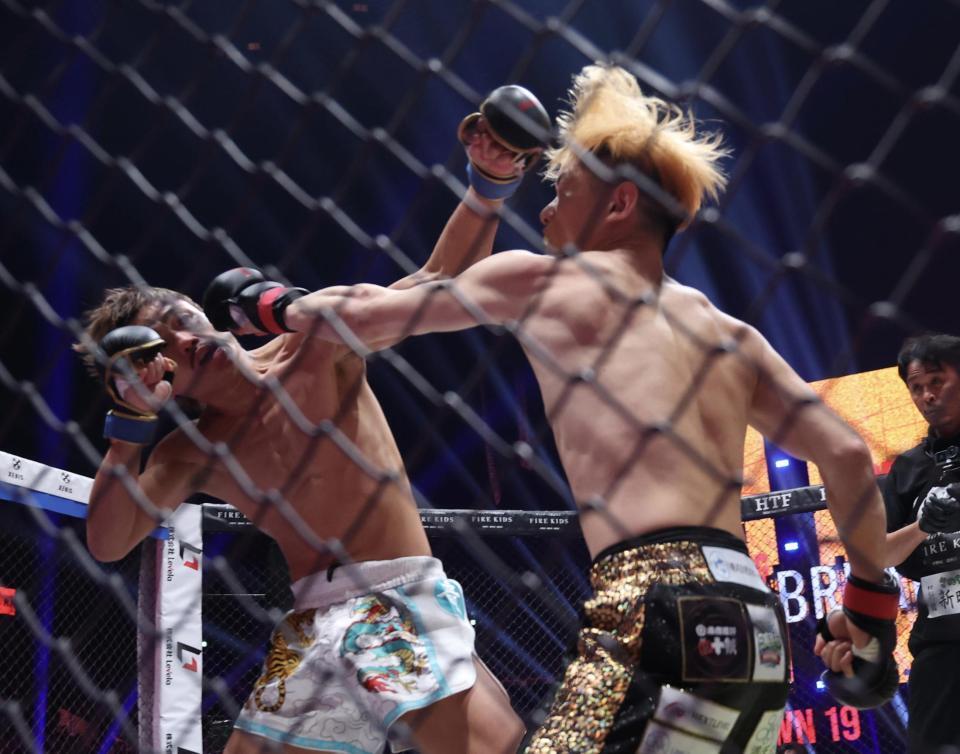 芦澤竜誠（左）と打ち合う井原良太郎（撮影・佐々木彰尚）