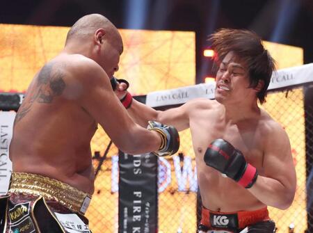 サップ西成（左）を攻めるてる（撮影・佐々木彰尚）