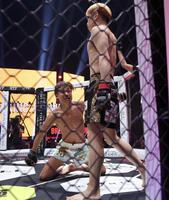 芦澤竜誠（左）からダウンを奪った井原良太郎（撮影・佐々木彰尚）