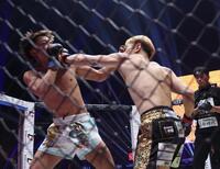 芦澤竜誠（左）の顔面をとらえる井原良太郎（撮影・佐々木彰尚）