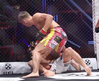 平石光一（下）を攻める太陽（撮影・佐々木彰尚）