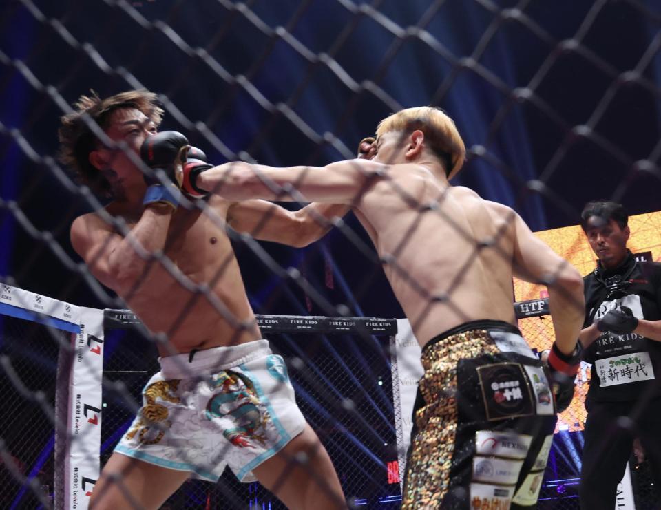 芦澤竜誠（左）の顔面をとらえる井原良太郎（撮影・佐々木彰尚）