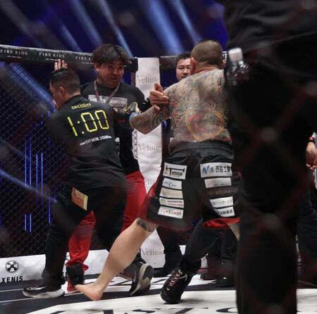 赤パンニキ（左）と揉める暴君つよし（撮影・佐々木彰尚）