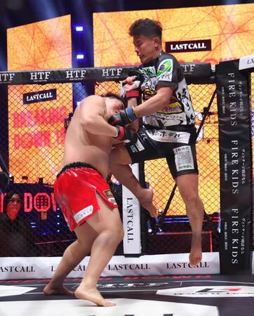 赤パンニキに膝蹴りを浴びせる金田一孝介（撮影・佐々木彰尚）