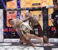 爆音那智（左）からダウンを奪う暴君つよし（撮影・佐々木彰尚）