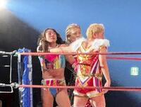 試合後に１９歳の暁千華からビンタされ、やり返そうとするも神取忍（右）から制止されるフワちゃん