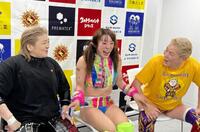 レジェンドの堀田祐美子（左）、神取忍（右）とタッグを組んで戦ったフワちゃん