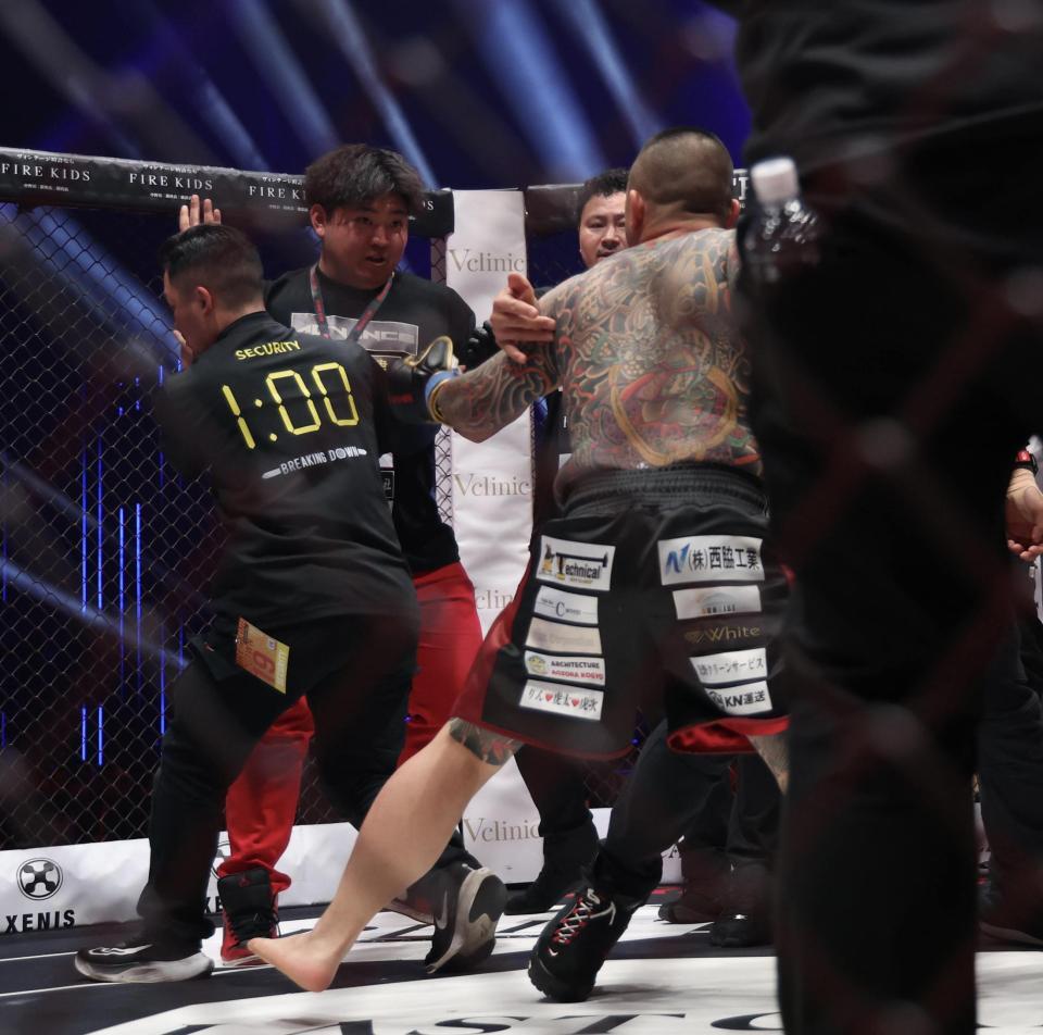 赤パンニキ（左）と揉める暴君つよし（撮影・佐々木彰尚）