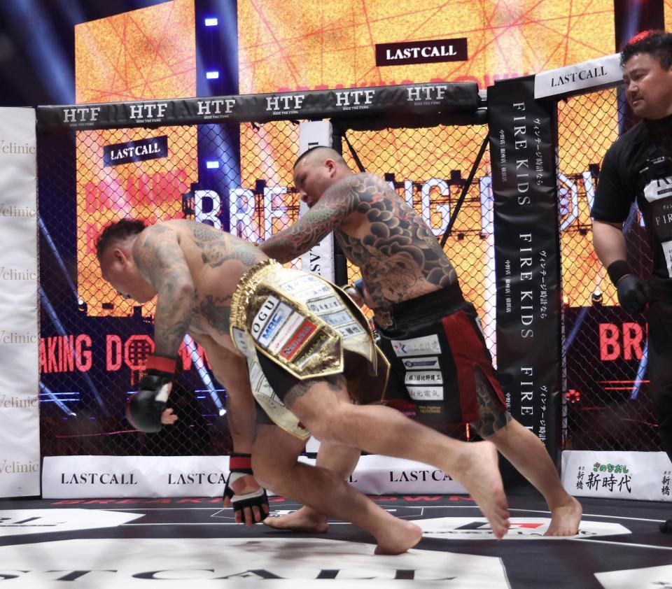 爆音那智（左）からダウンを奪う暴君つよし（撮影・佐々木彰尚）