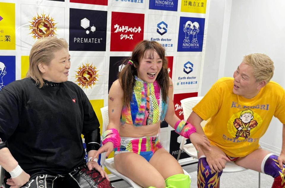 レジェンドの堀田祐美子（左）、神取忍（右）とタッグを組んで戦ったフワちゃん