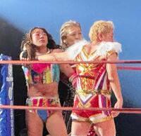 　試合後に暁千華からビンタされ、やり返そうとするも神取忍（右）から制止されるフワちゃん