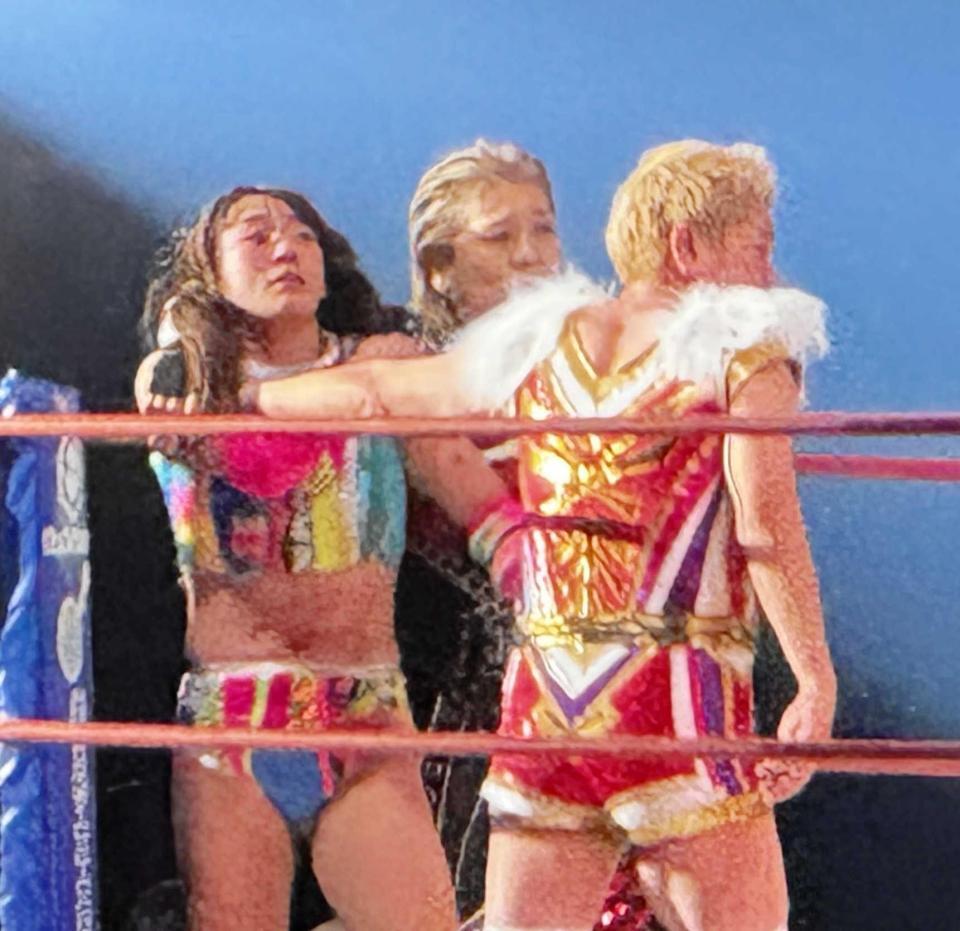 　試合後に暁千華からビンタされ、やり返そうとするも神取忍（右）から制止されるフワちゃん