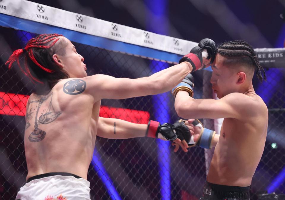 レオ（右）を攻めるカウアン・オカモト＝２０日