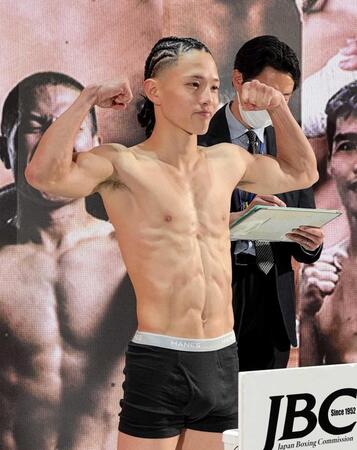 　デビュー戦の前日計量をクリアした片岡雷斗