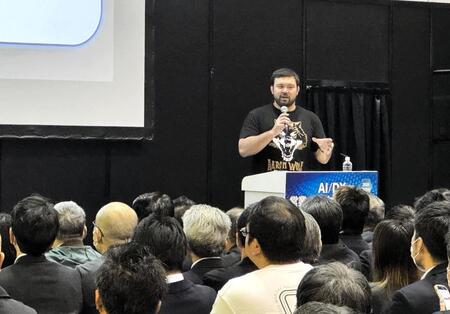 ビジネスイベント内でトークショーを行ったウルフアロン