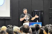 ビジネスイベント内でトークショーを行ったウルフアロン